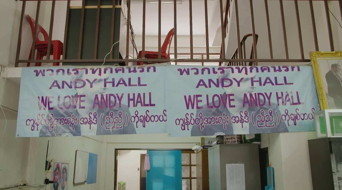 Andy Hallia kannattava juliste.