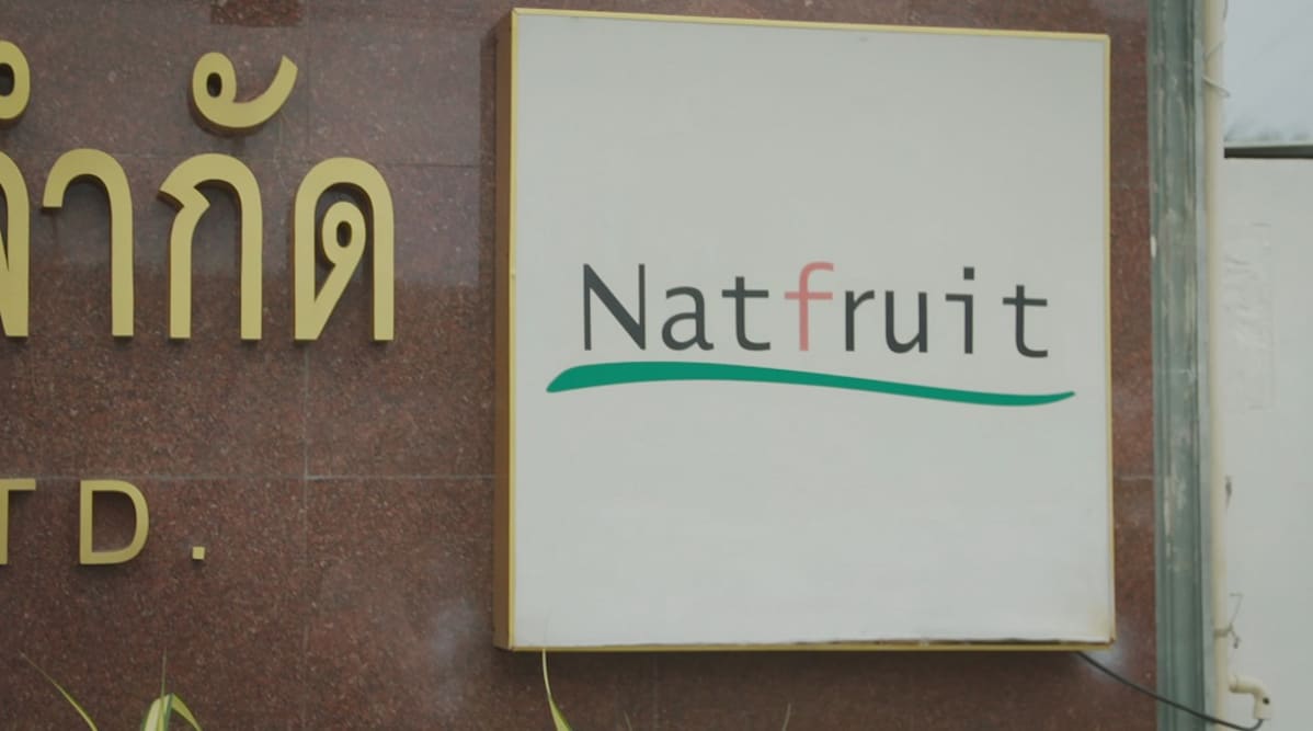 Natural Fruit -tehtaan kyltti.
