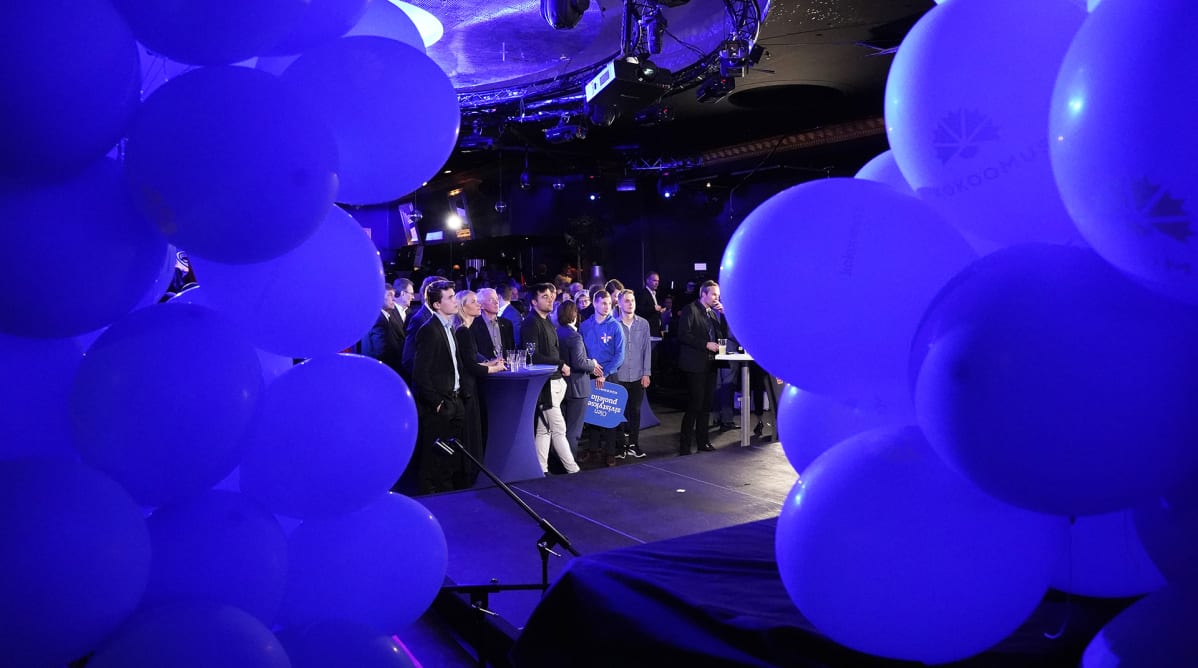 Tunnelmaa kokoomuksen vaalivavojaisissa.
