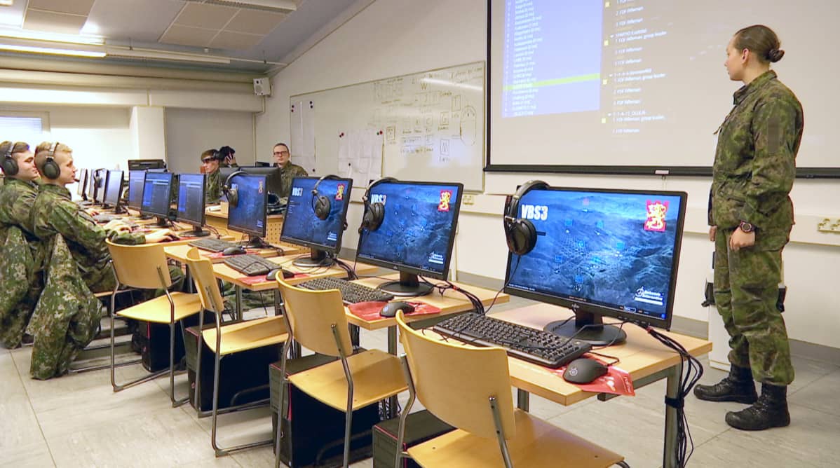 varusmiehiä luokassa