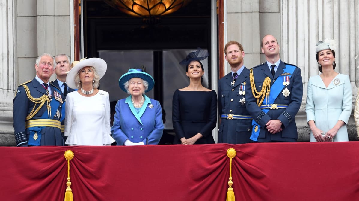 Britannian kuninkaallista perhettä RAF100-paraatin juhlien aikana Buckinghamin palatsin parvekkeella seuraamassa ylilentoa Lontoossa, 10. heinäkuuta 2018.