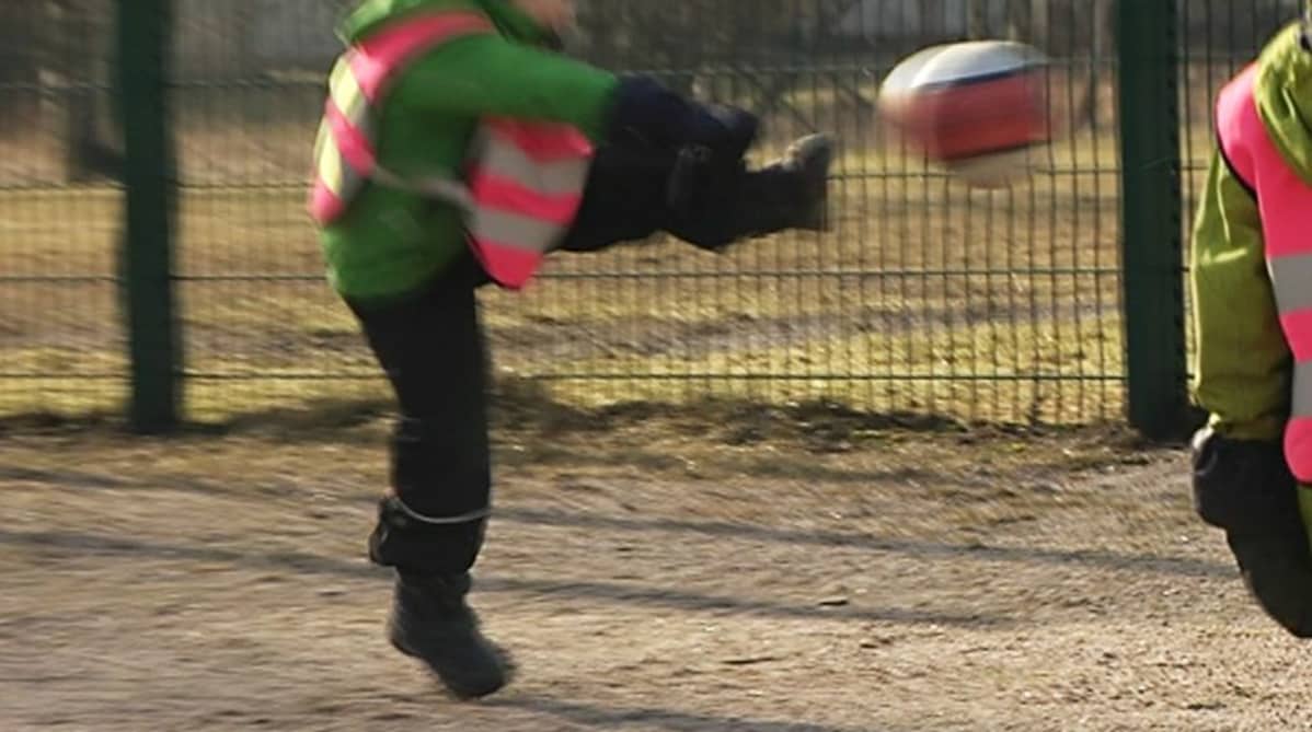 Lapset pelaamassa jalkapalloa