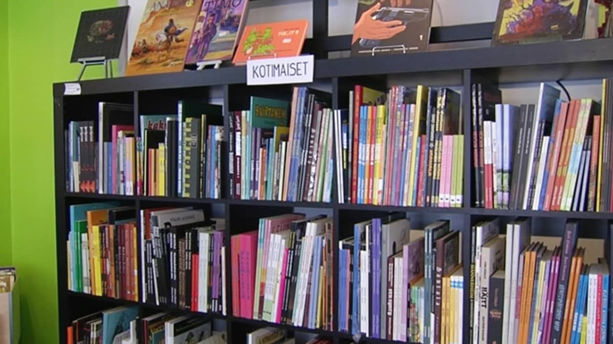 Kotimaisten sarjakuvajulkaisujen hylly Helsingin Sarjakuvakeskuksessa.