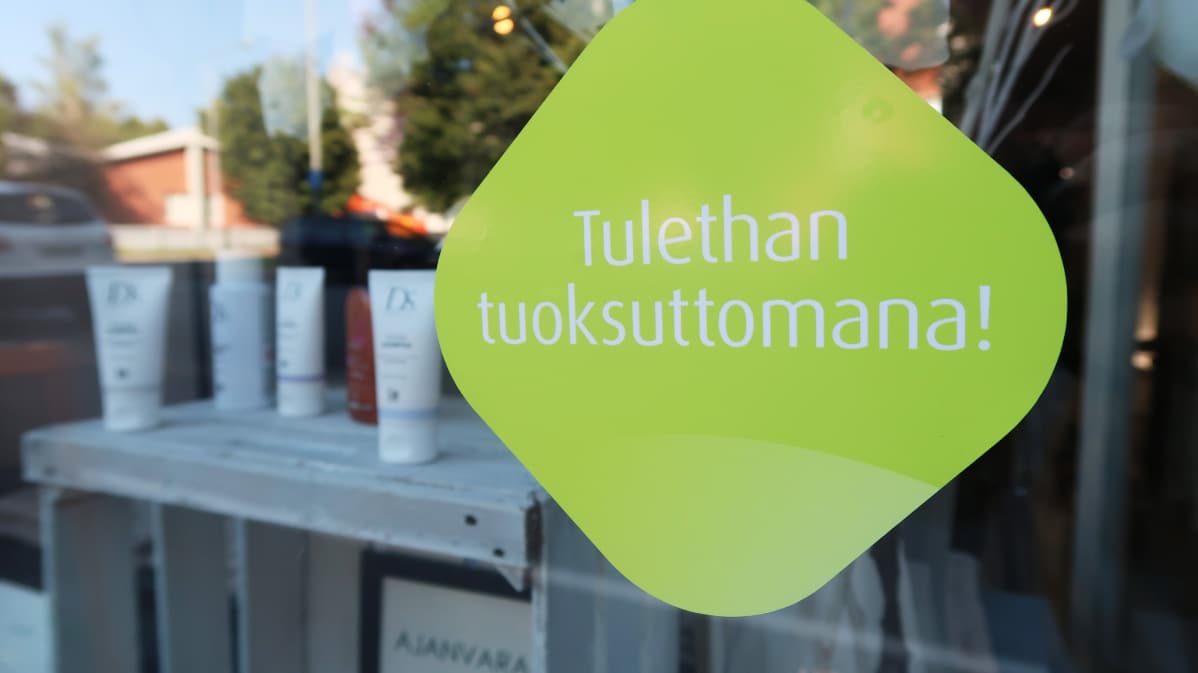 Kampaamon ovessa kyltti "tulethan tuoksuttomana"