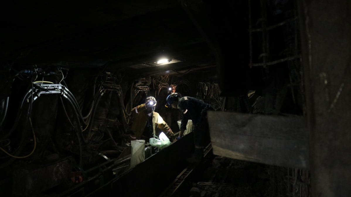 Hiiliesiintymän äärellä tehdään töitä hydraulisesti liikuteltavan katon alla.