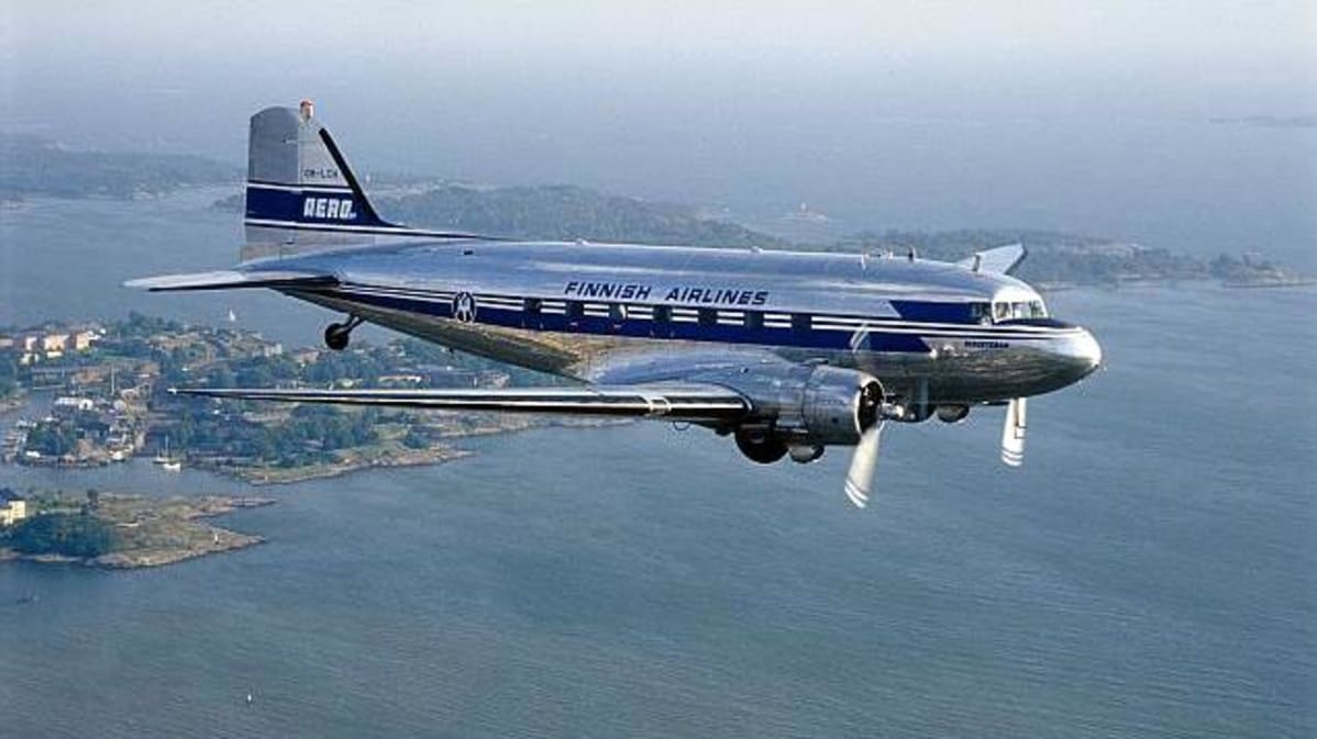 Aeron eli nykyisen Finnairin vanhoihin väreihin maalattu museokone DC-3.
