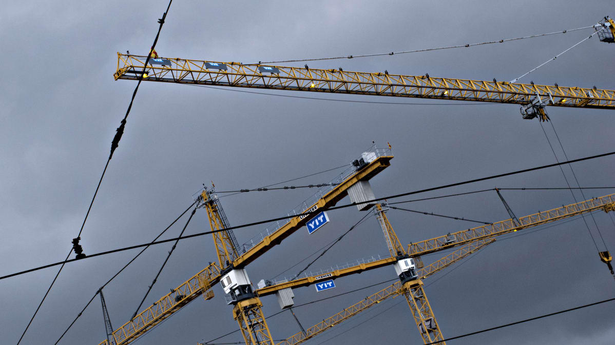 Nostokurkia Pasilassa. Taivaalla synkät sadepilvet.
