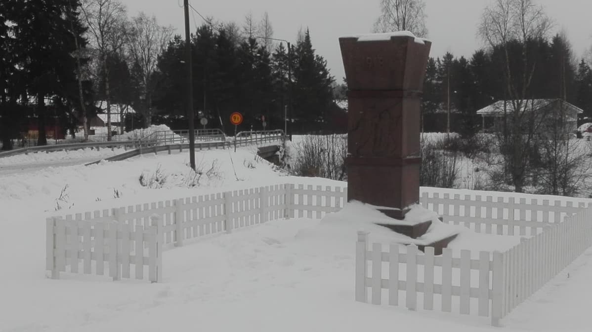 Vapaussodan muistomerkki Laihian Hulmilla.