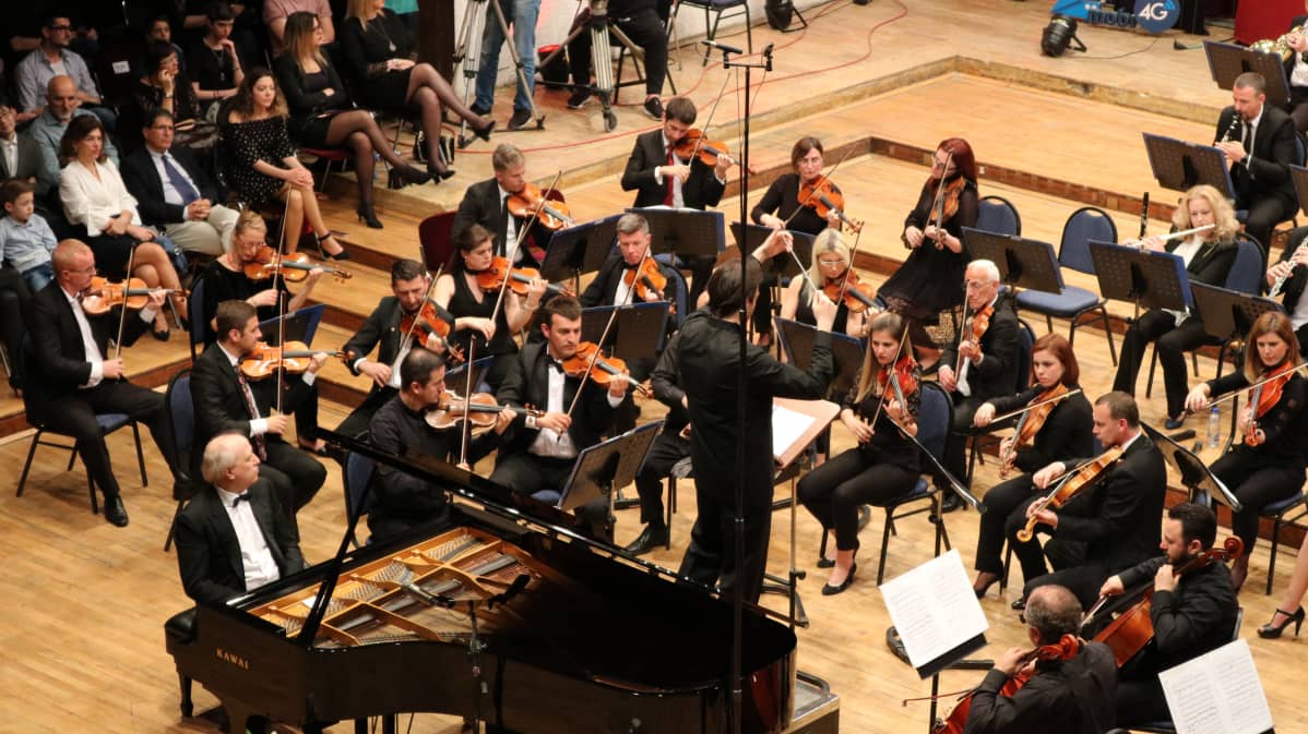 Kosovon filharmoninen orkesteri soittaa Pristinassa. Solistina on italialainen Giovanni Bellucci. Kapellimestarin vasemmalla puolella viulisti Visar Kuqi.