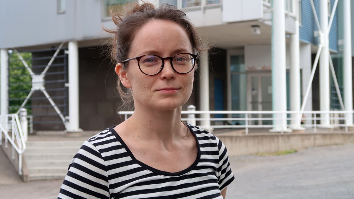Arkkitehti ja asuntosuunnittelija Anna Helamaa terästalon edessä.