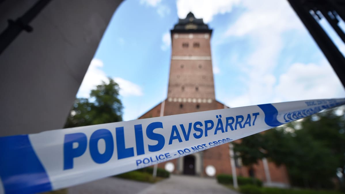 Poliisit eristivät rikospaikan.