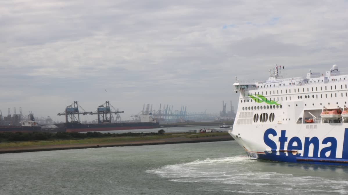 Rotterdamin sataman viereisestä Hoek van Hollandin lauttaterminaalista pääsee kuudessa tunnissa Englantiin.