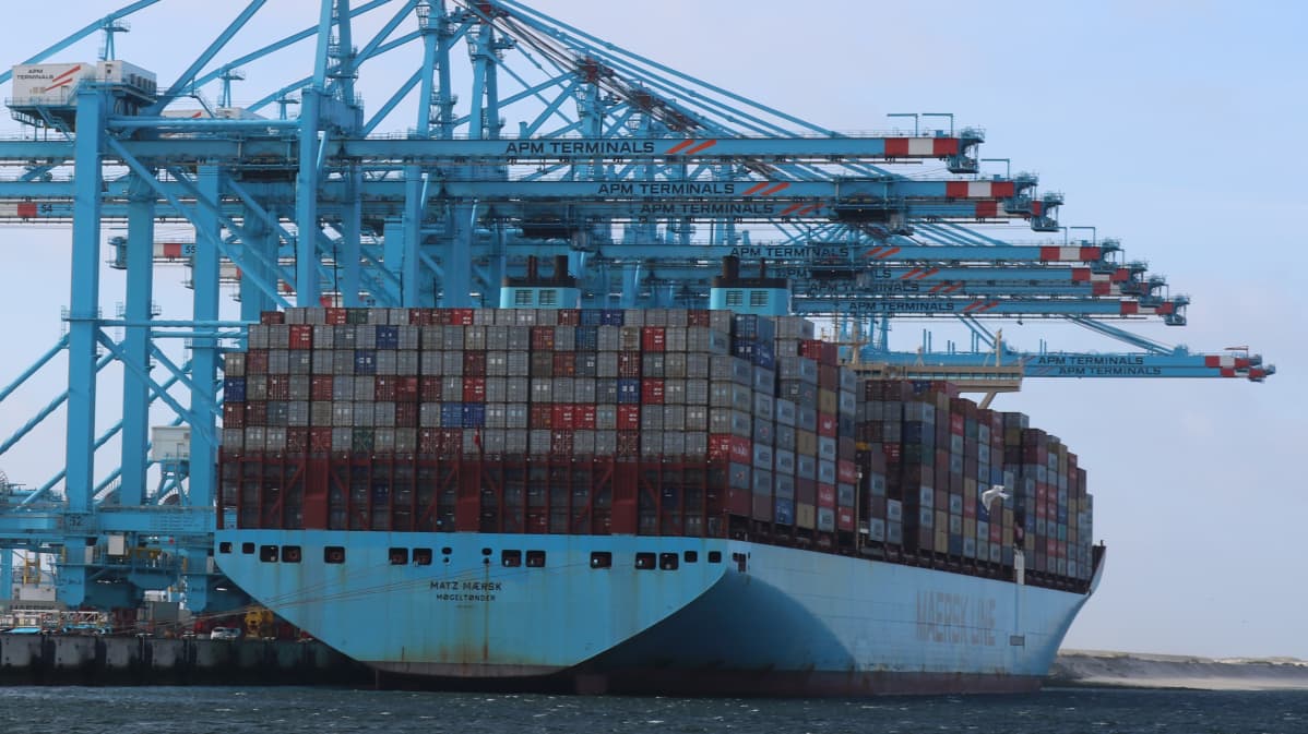 Konttialus Matz Maerskia lastataan Rotterdamissa Kiinan-matkaa varten. Alus kuului valmistuessaan maailman suurimpien konttilaivojen luokkaan.