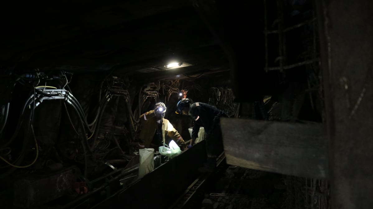 Hiiliesiintymän äärellä tehdään töitä hydraulisesti liikuteltavan katon alla.