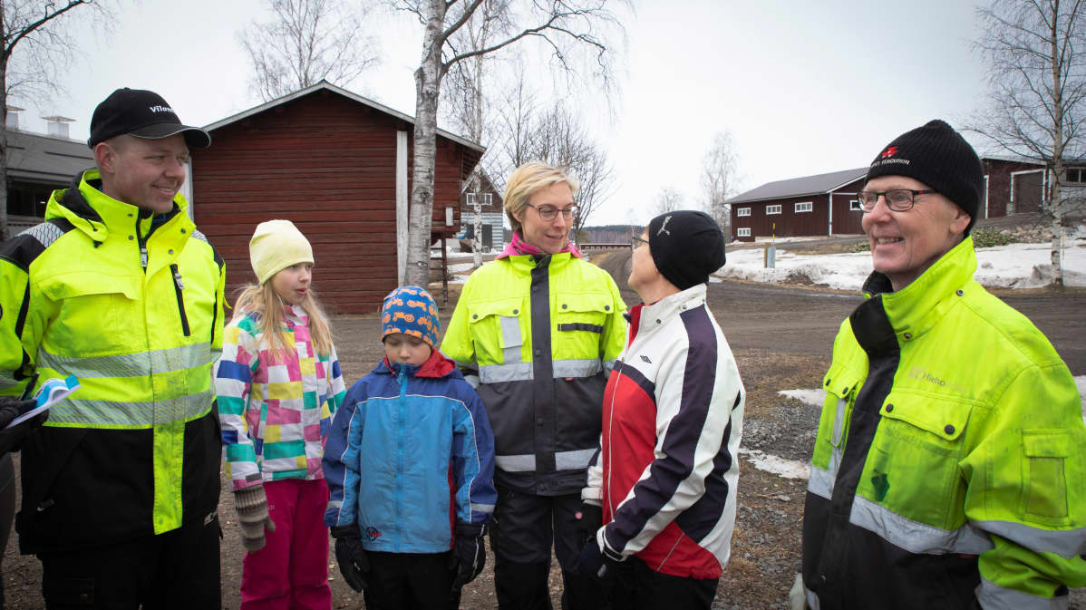 Anttilan perhe Yli-Tervalan tilan pihapiirissä.