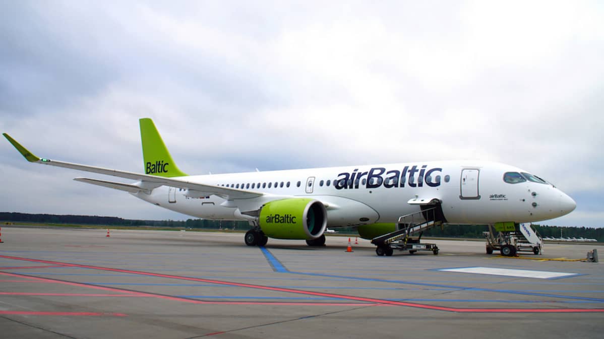 airBaltic Airbus A220-300 matkustajia nousemassa koneeseen