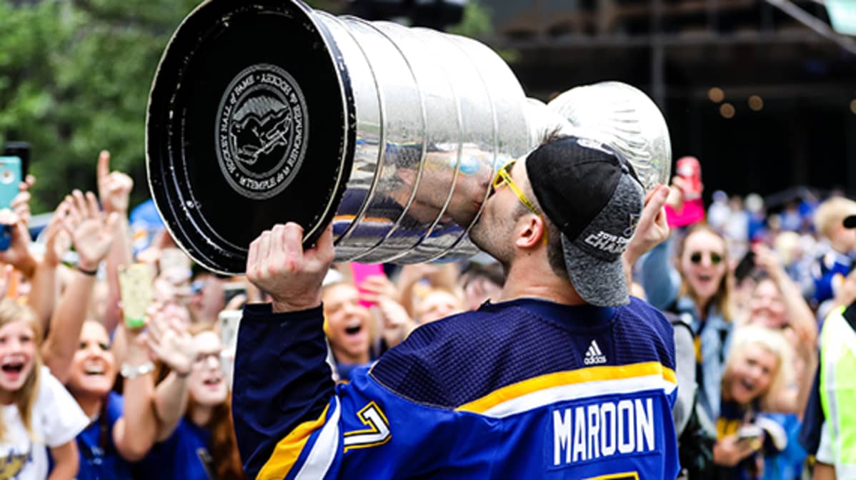 Patrick Maroon nostelee kannua St. Louisin juhlissa.