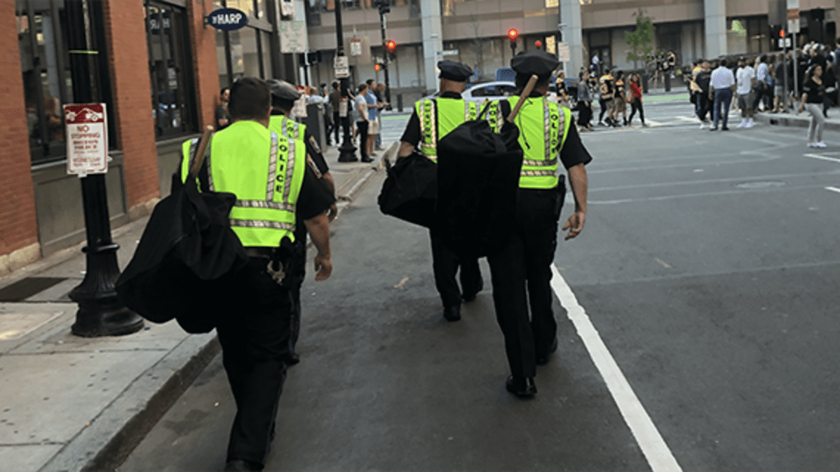 Poliiseja Bostonin kaduilla.