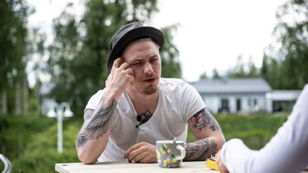 Striimaaja Anssi Huovinen kahvilla takapihallaan.
