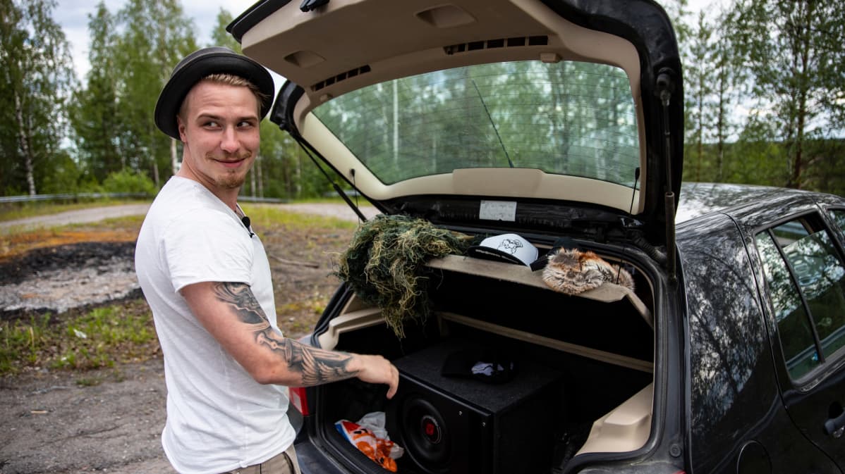 Striimaaja Anssi Huovinen esittelee autonsa musiikkilaitteita.