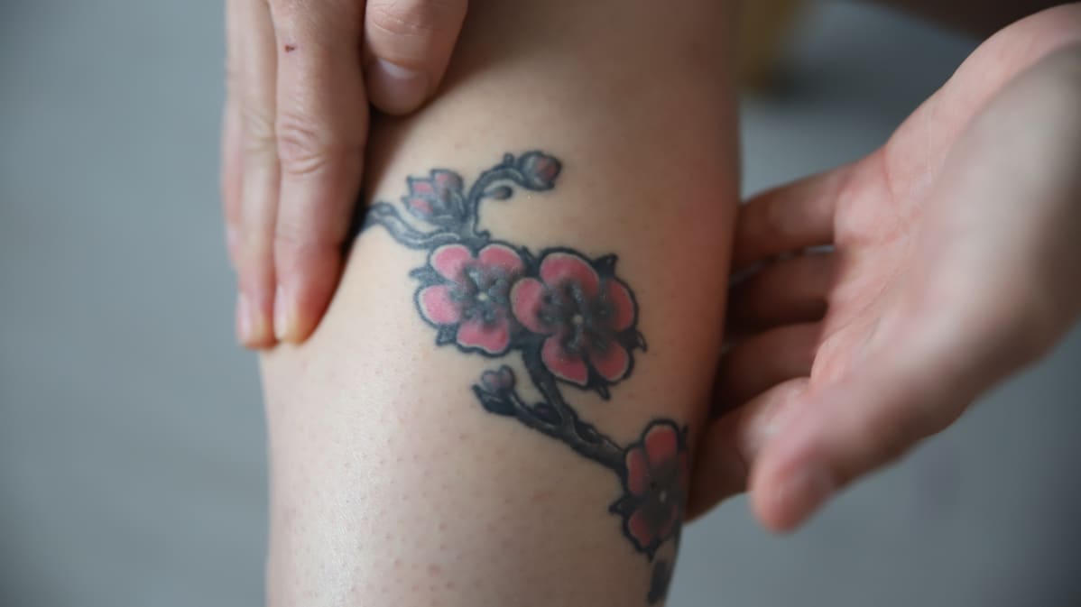 punainen väri, allerginen reaktio, tatuointi, turvonnut
