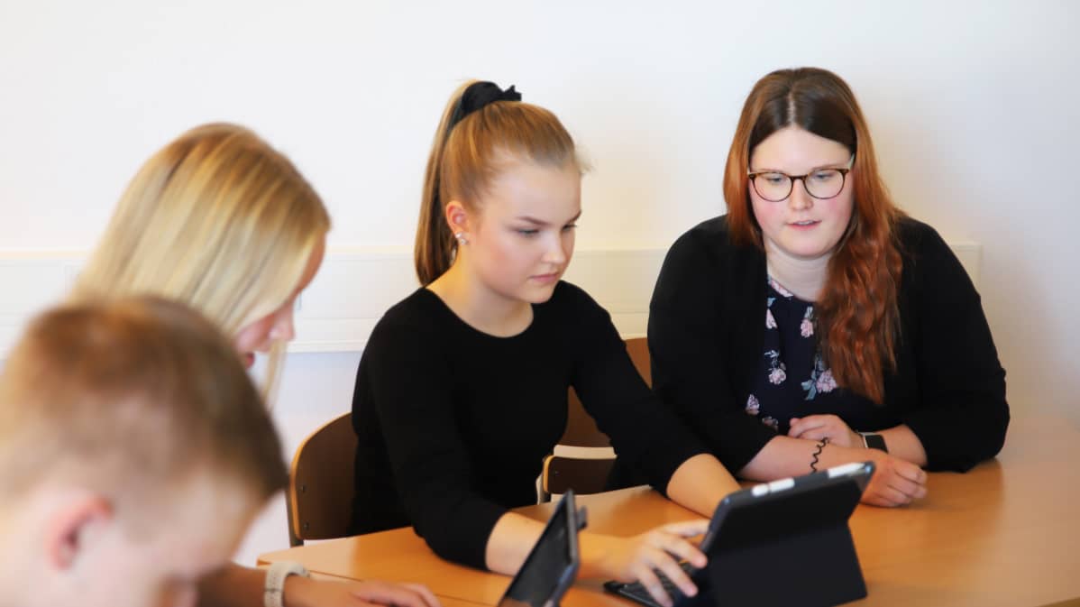 Opettaja Hanna Viippola ja opiskelija Laura Kangas.