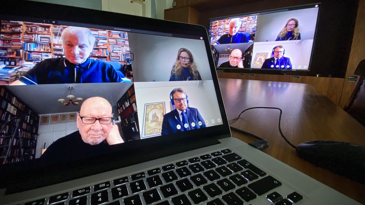 Kultaranta-keskustelujen Maailma-työryhmän istunnossa (vas. ylh) Princetonin yliopiston historian professori Stephen Kotkin, ulkoministeriön suunnittelu- ja tutkimusyksikön päällikkö Sini Paukkunen, ministeri Jaakko Iloniemi ja ryhmän puheenjohtaja, Tampereen yliopisto kansainvälisen politiikan professori Hiski Haukkala.