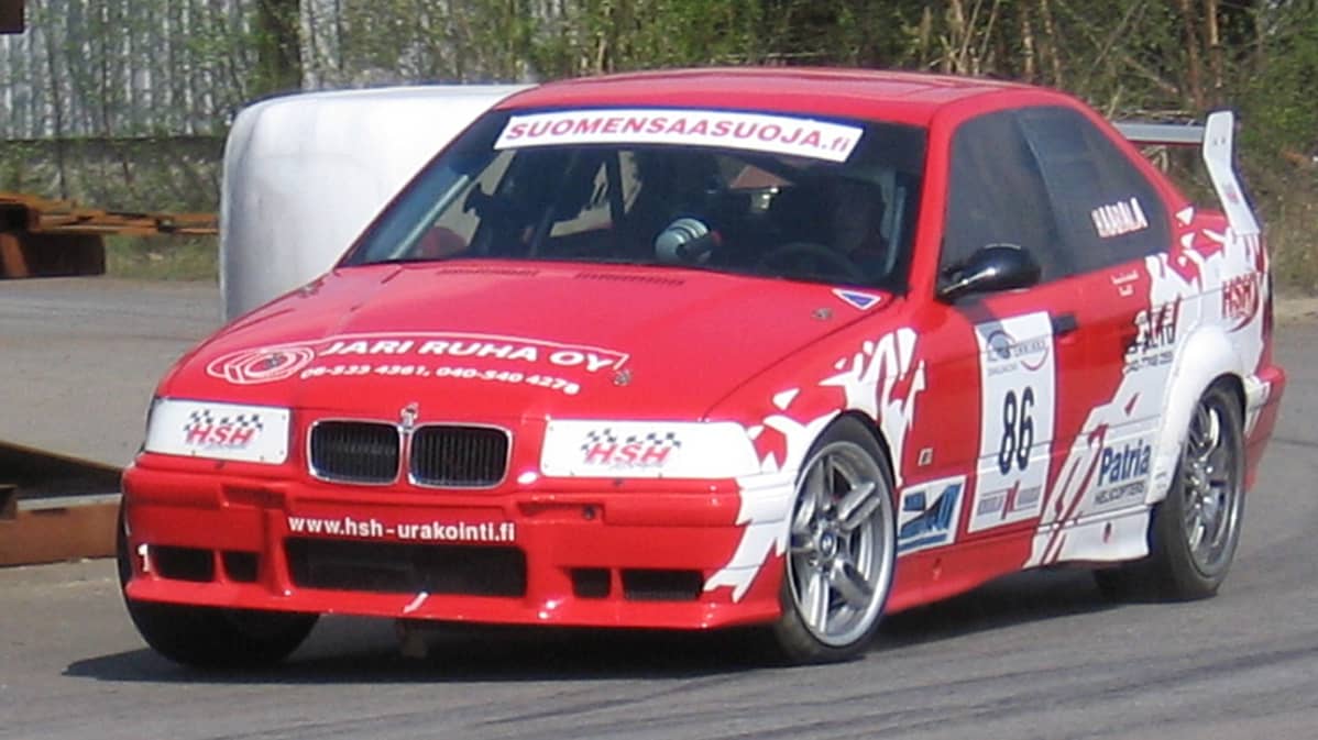 Kuvassa kilpa-auto taittaa ulos mutkasta Kokkolan asfalttirallisprint -tapahtumassa 2010.