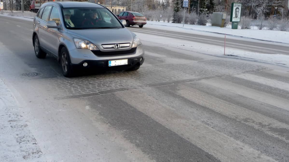Auto ajaa hidasteeseen