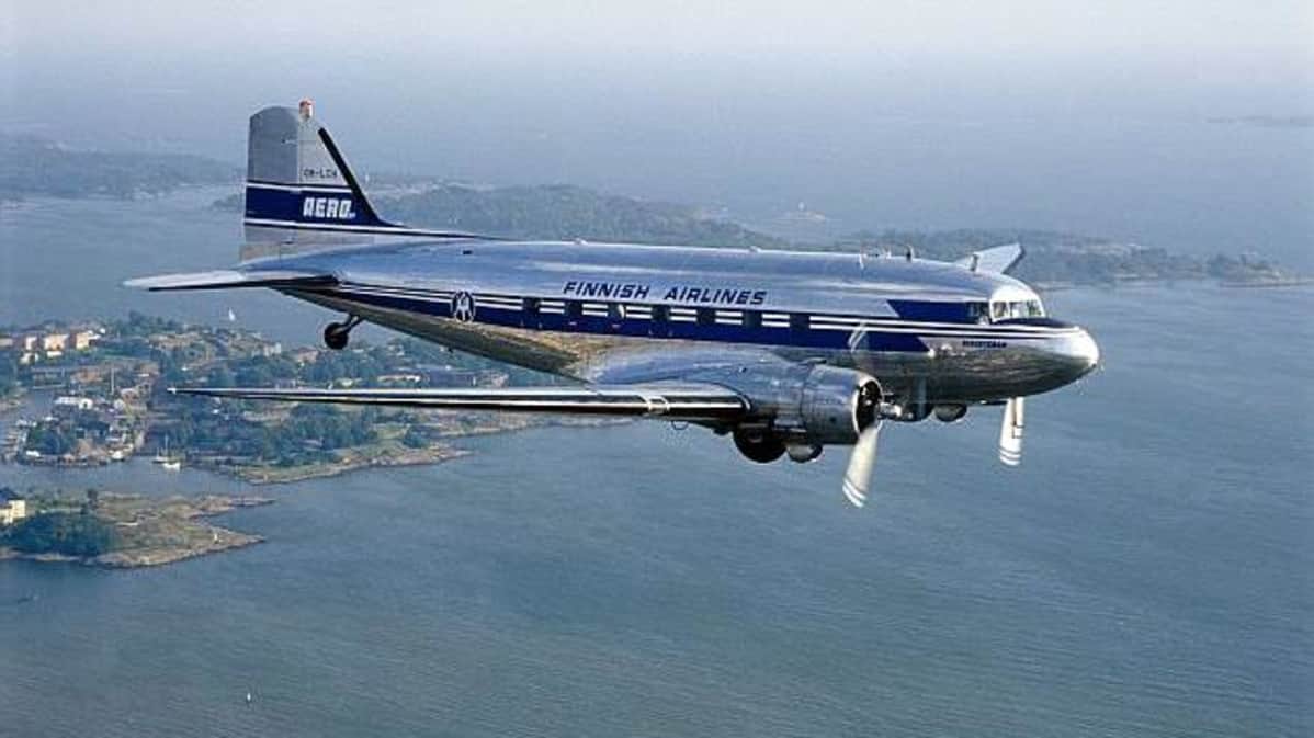 Aeron eli nykyisen Finnairin vanhoihin väreihin maalattu museokone DC-3.