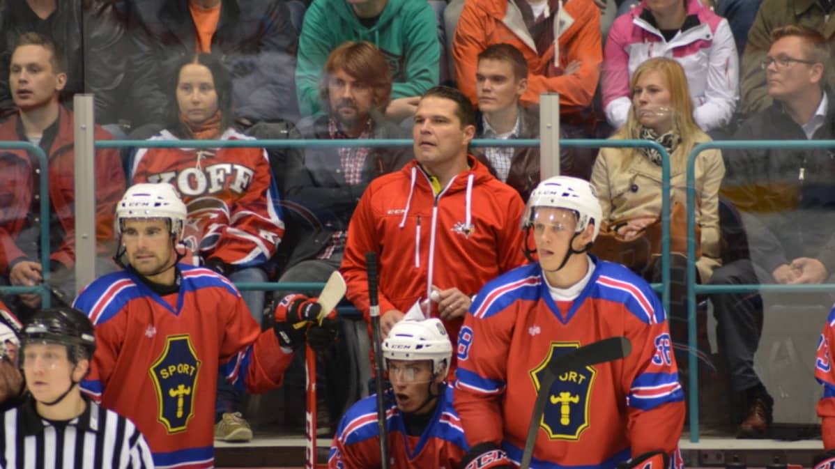 Vaasan Sportin pelaajia ja valmentaja Tomek Valtonen vaihtopenkillä harjoitusottelussa.