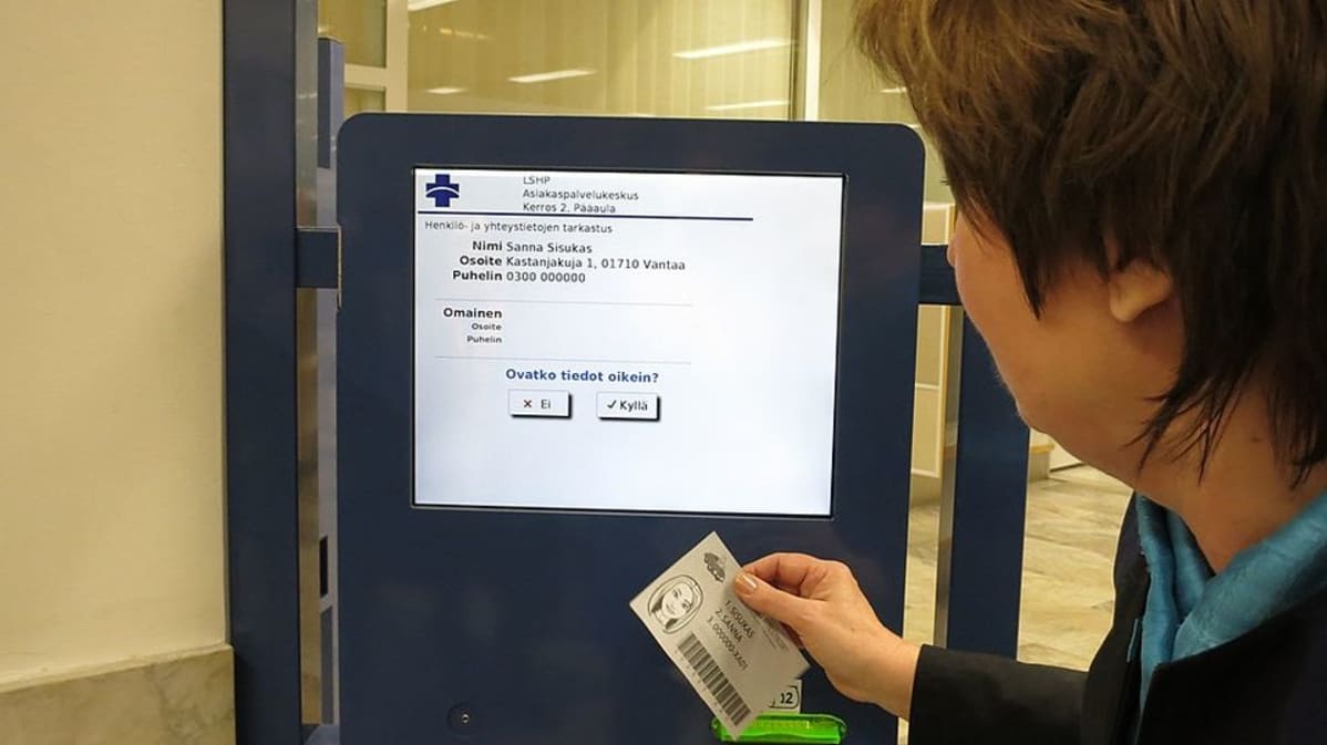 Automaatti tarkistaa potilaan osoitetiedot.