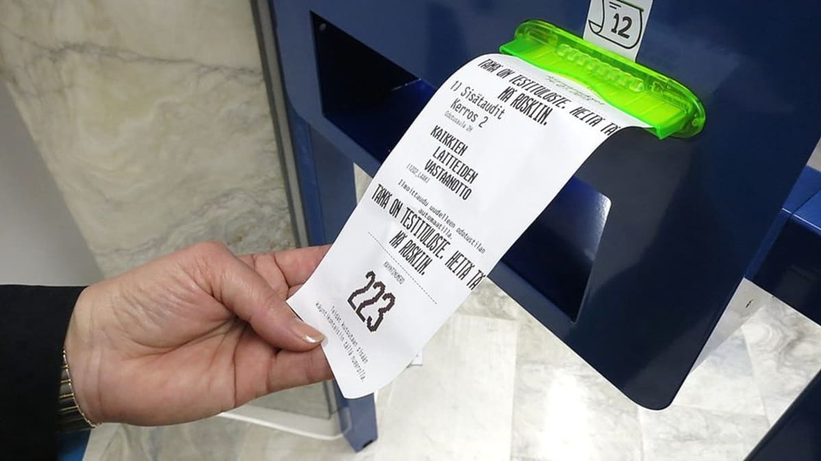 Automaatti tulostaa toimintaohjeet ja käyntinumeron.