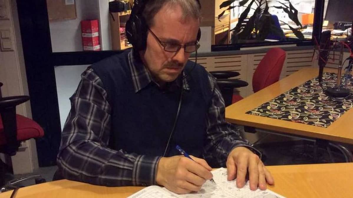 Pauli Pöyhönen täyttää ristisanatehtävää.