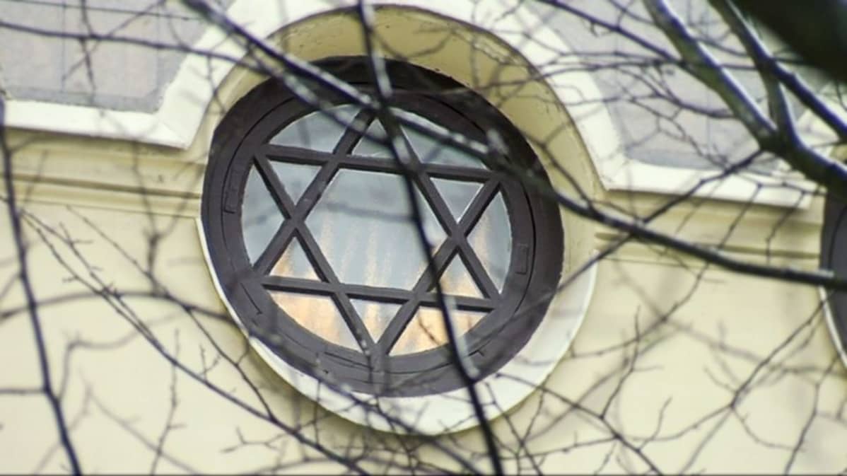 Daavidin tähti -aiheinen koriste Helsingin synagogan ikkunassa.