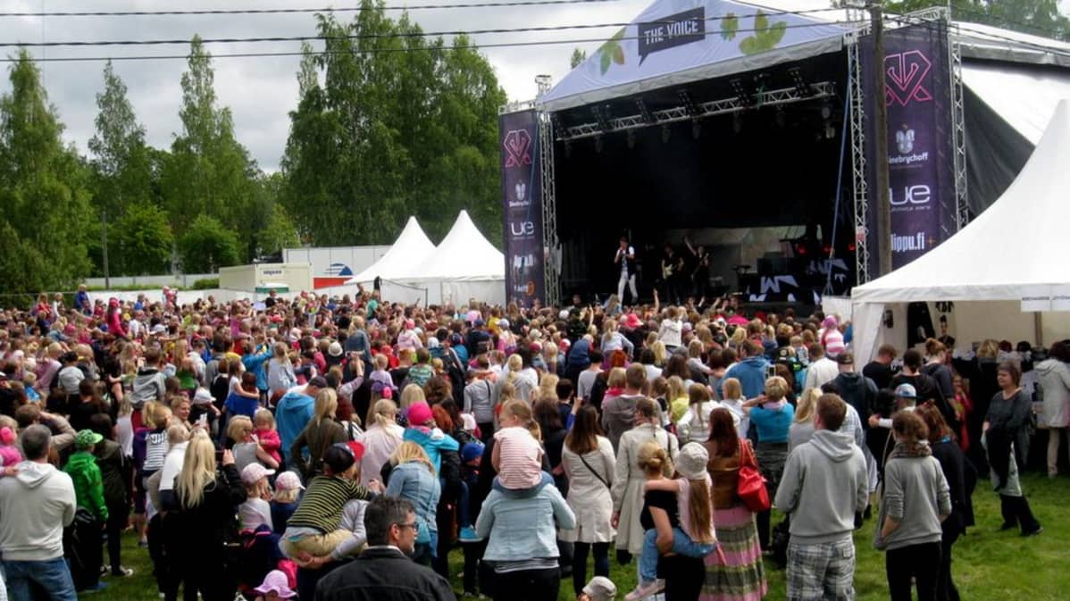 Iso lava ja edessä tuhansia ihmisiä.