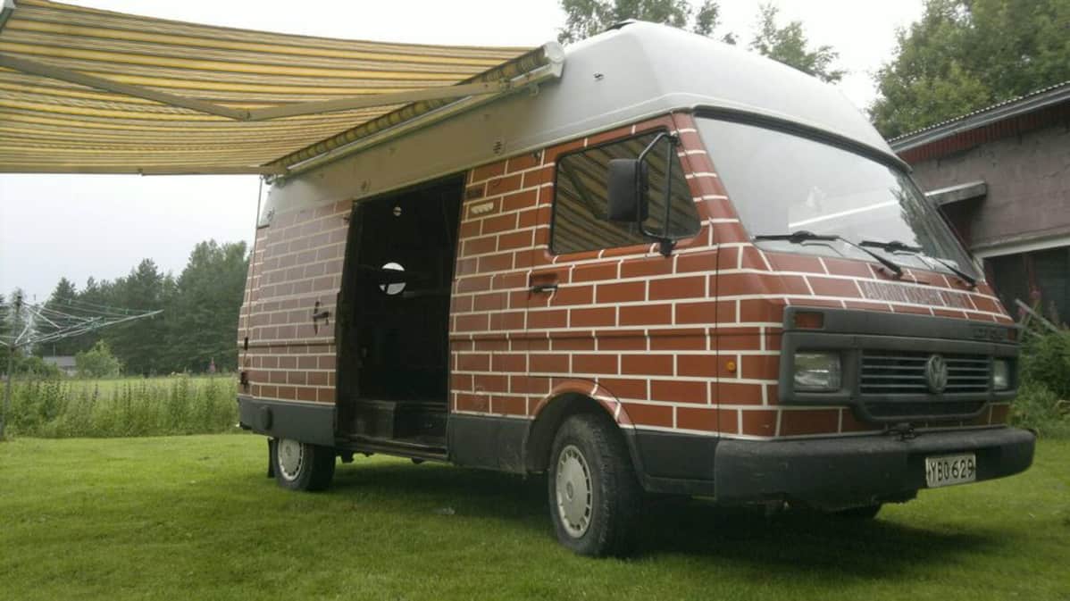 Volkswagen-kevytkuorma-autoon on rakennettu puulämmitteinen sauna.