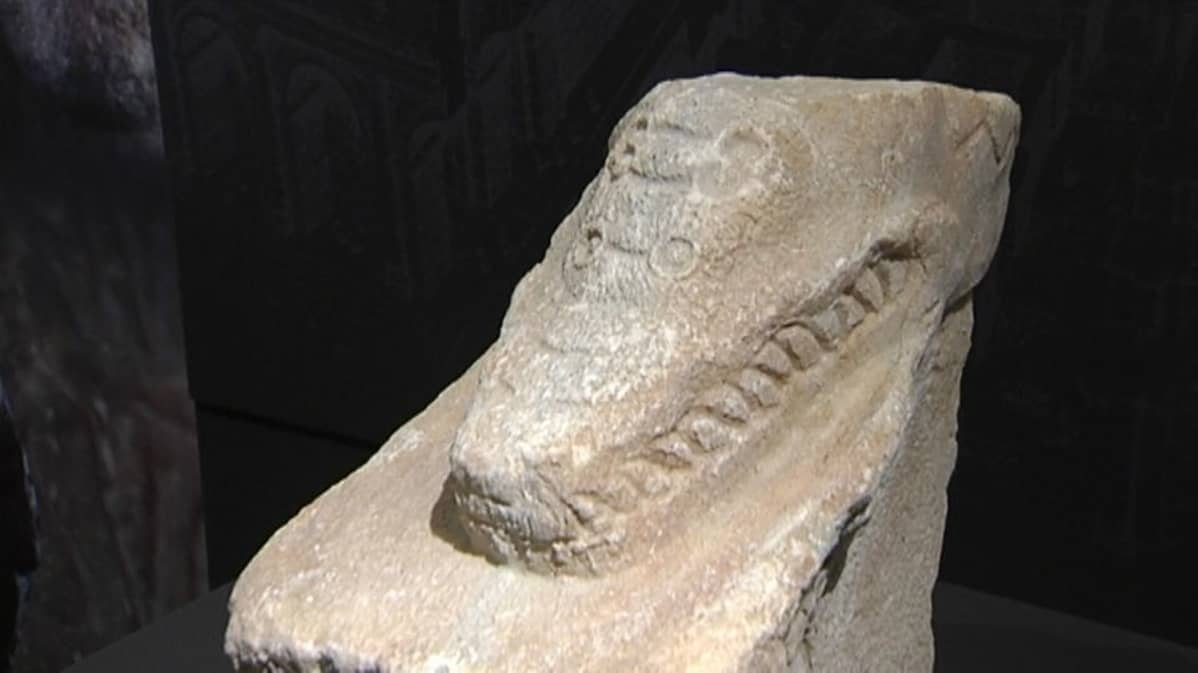 Colosseumilla krokotiili vahti, että yleisö menee oikeille paikoille istumaan.