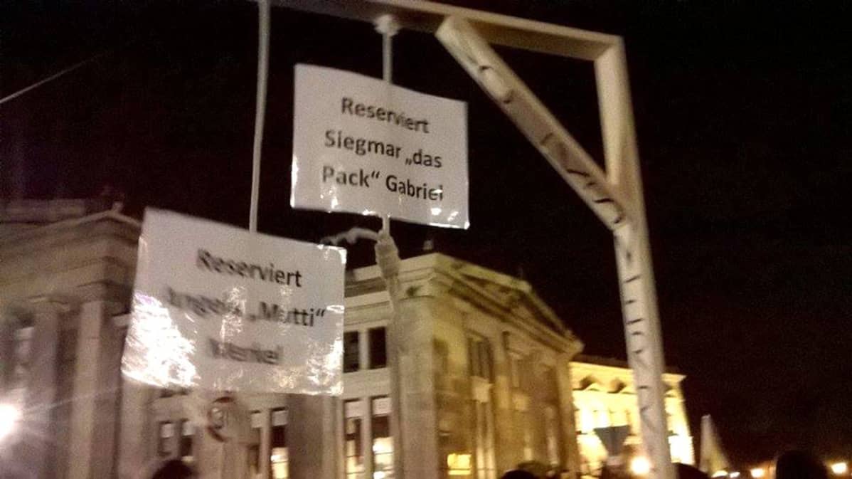 Islaminvastaisen Pegida-liikkeen mielenosoittajat kantoivat hirsipuita, joihin oli ripustettu liittokansleri Angela Merkelin ja varakansleri Sigmar Gabrielin nimet.