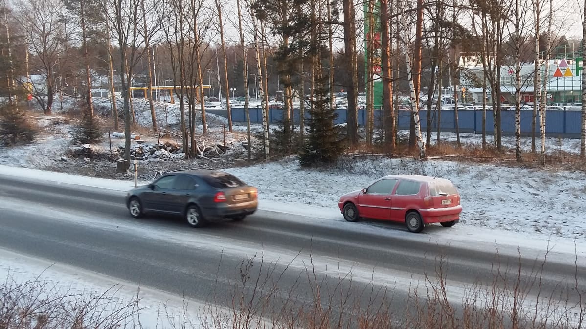Hyytynyt auto tien poskessa.