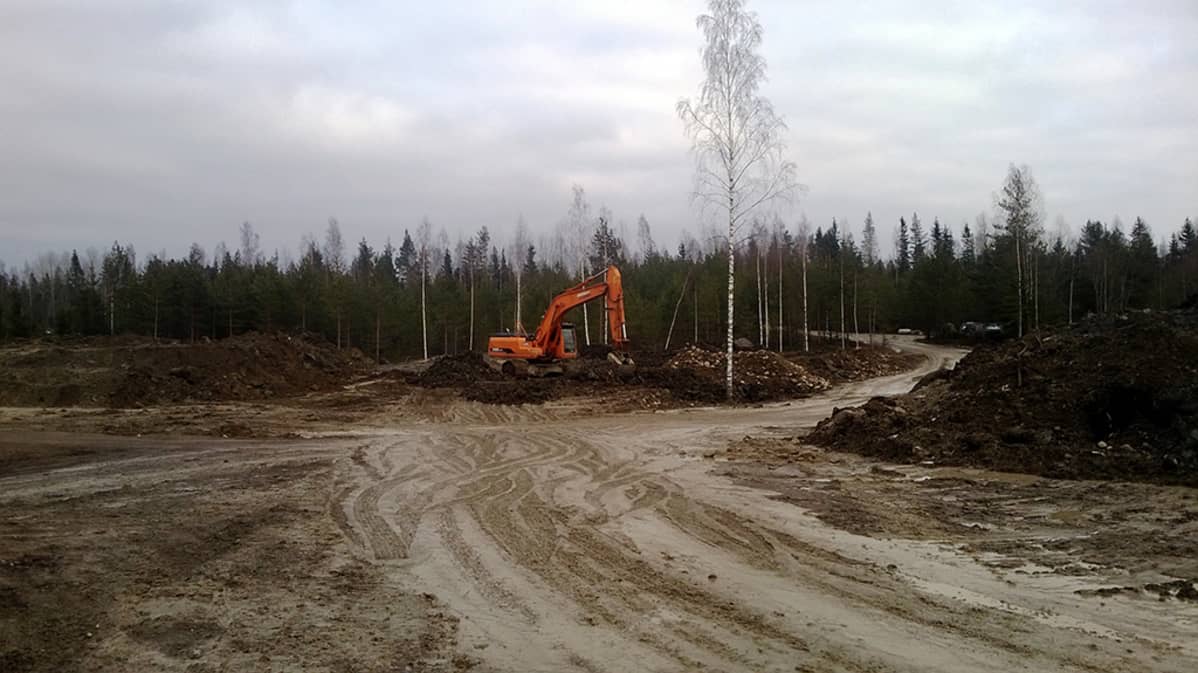kaivinkone mutaisella kentällä