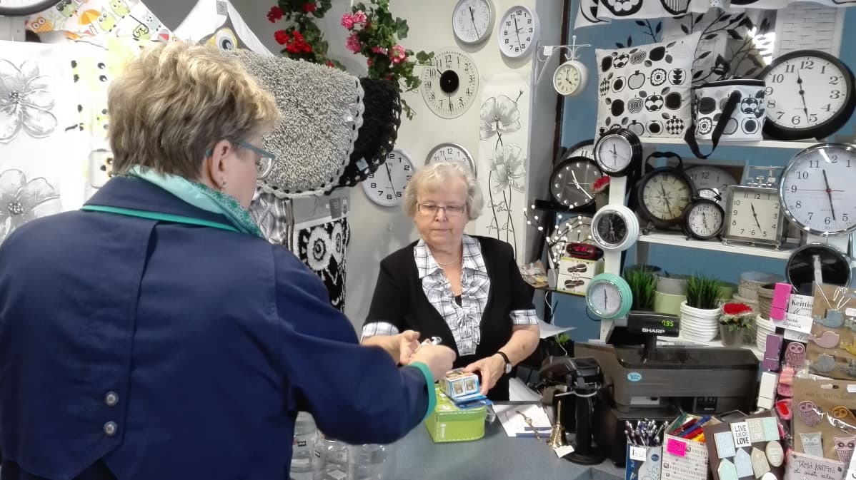 Liisa Pinta työssään.
