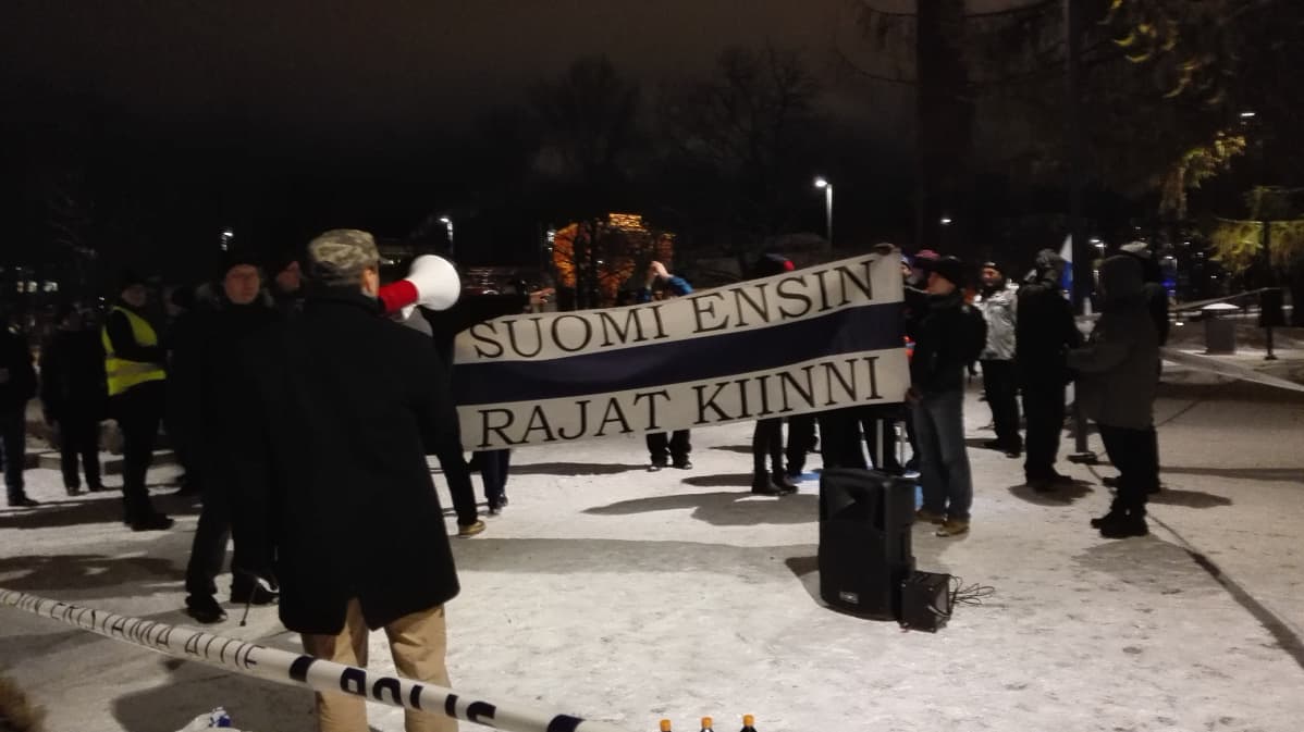 Vastamielenosoitus Tampereen Keskustorilla