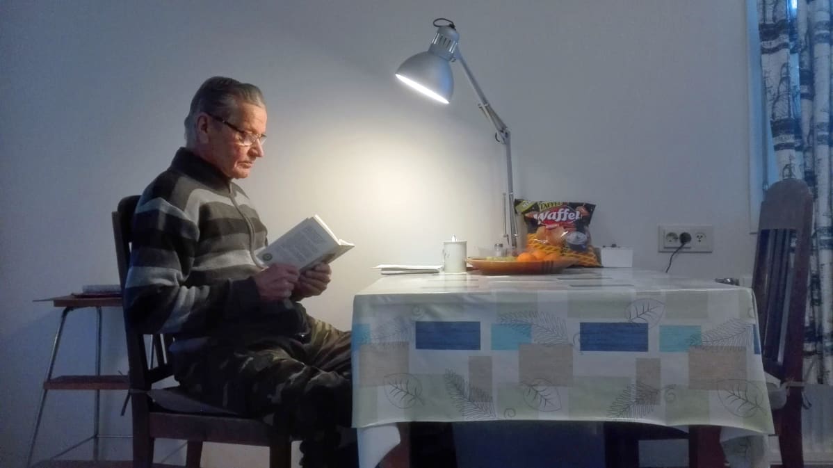 Pekka Lehtinen lukee kirjaa