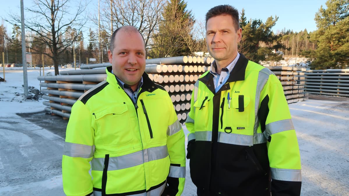 Purson myyntipäällikkö Mika Lehtonen ja toimitusjohtaja Jussi Aro Purson pihassa