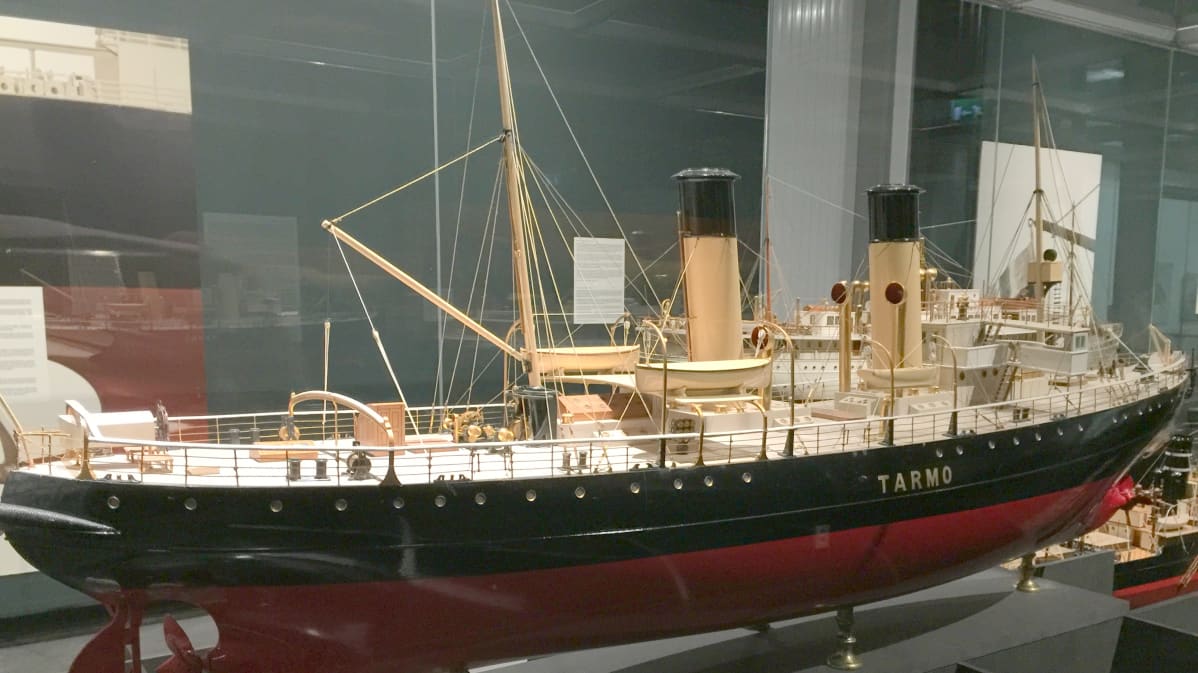 Jäänmurtaja Tarmon pienoismalli Suomen merimuseon näyttelyssä.