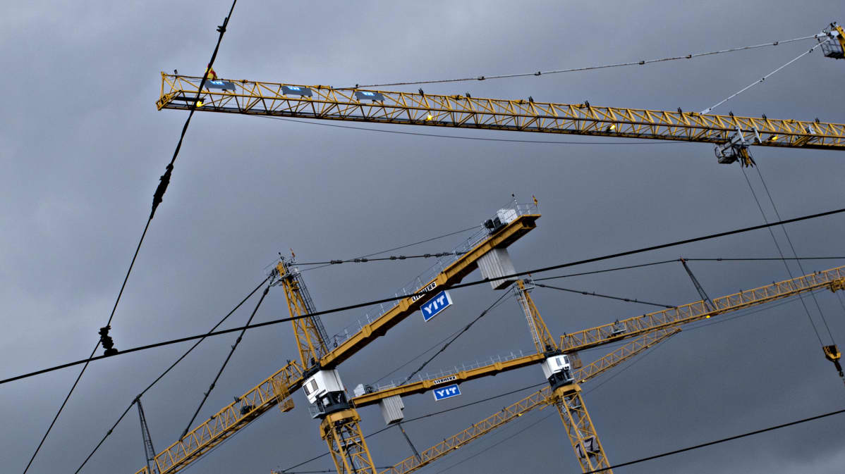 Nostokurkia Pasilassa. Taivaalla synkät sadepilvet.