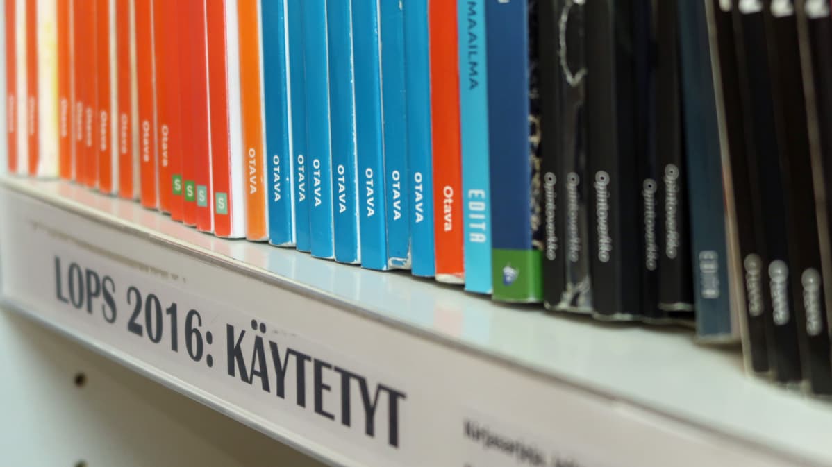 Lukion kirjoja kirjakaupan hyllyssä.