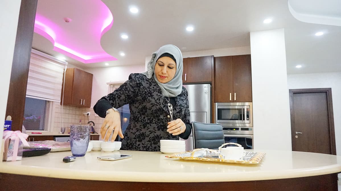 Rashida Assaf keittiössä.