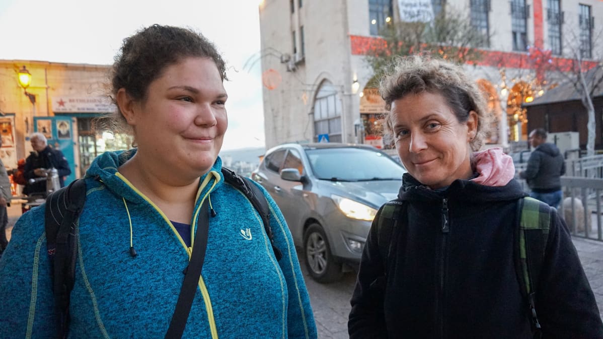 Saksalaiset turistit Joana Hellmig ja Christiane Boehme jännittivät kaupungissa vierailua poliittisten jännitteiden vuoksi.